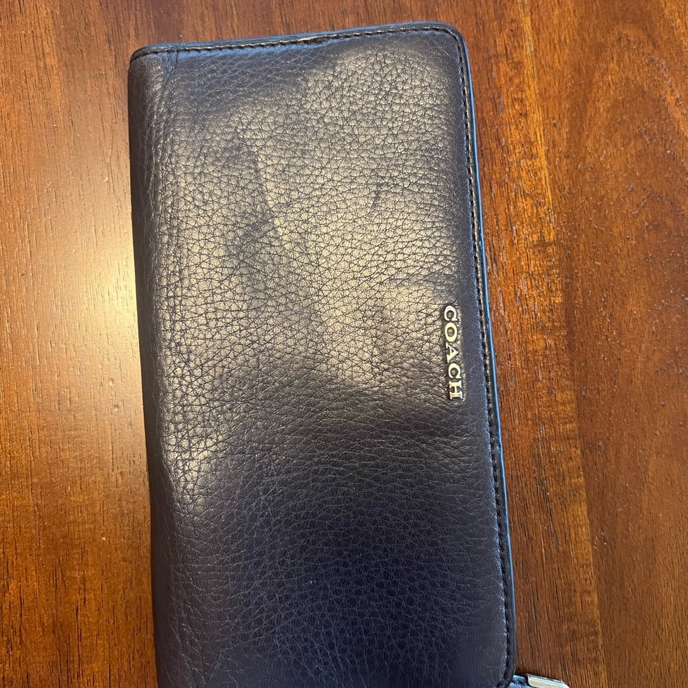 COACH Leather Wallet ( used a few times)